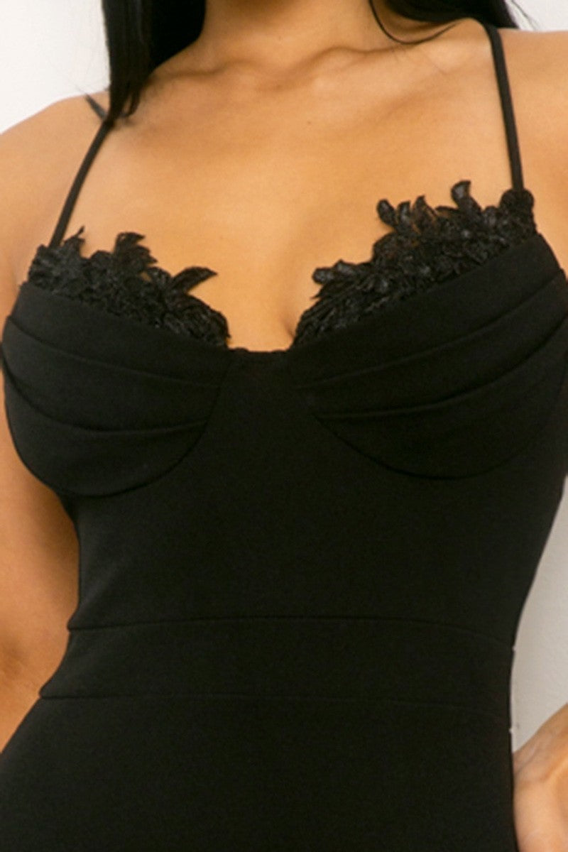 Robe maxi buste plissé à details dentelle